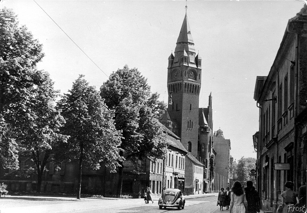 Die Stra&szlig;e Alt-K&ouml;penick mit dem K&ouml;penicker Rathaus ca. 1957