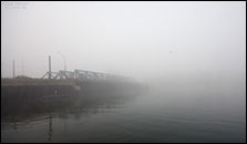 Behelfsbrücke an der Langen Brücke im Nebel