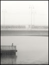 Dammbrücke im Nebel