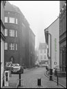 Böttcherstraße mit Rathaus und Laurentiuskirche im Nebel