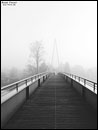 Katzengrabensteg und Frau im Nebel