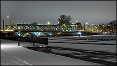 Lange Brücke in einer Winternacht