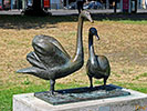 Skulptur Schwäne auf dem Platz des 23. April