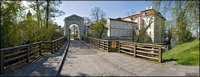 Panoramaaufnahme Schloßbrücke mit Schloß und Portal