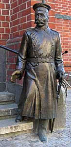 Bronzefigur des Hauptmann von Köpenick am Eingang zum Köpenicker Rathaus