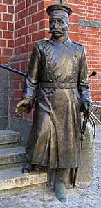 Bronzefigur des Hauptmann von Köpenick am Treppenaufgang des Köpenicker Rathauses. Bronzefigur des Hauptmann von Köpenick am Eingang zum Köpenicker Rathaus