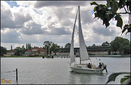 Langer See mit Tribünen an der Regattastrecke